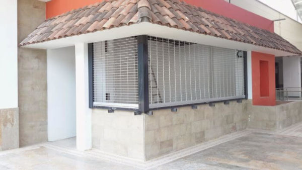 puerta enrrollable malla (2)