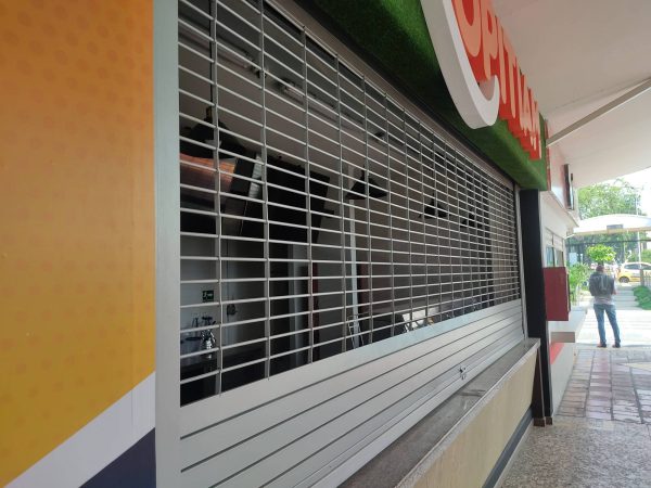 PUERTA ENROLLABLE MALLA GRILL - Image 11