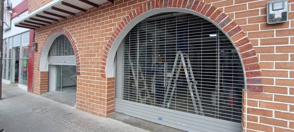 PUERTA ENROLLABLE MALLA GRILL