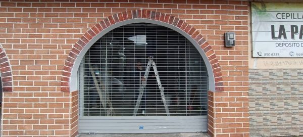 PUERTA ENROLLABLE MALLA GRILL - Image 7